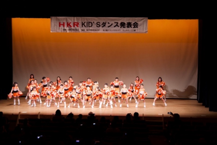 市内の子供ダンスチームを招き、発表会を開催